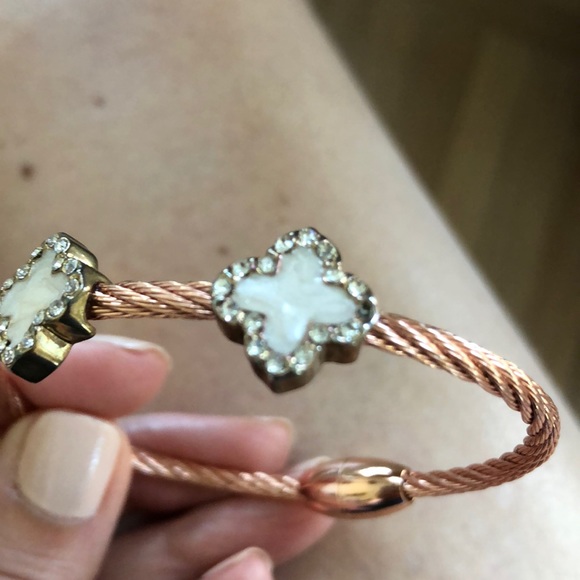 Rose gold Quatrefoil bracelet. - Picture 5 of 5